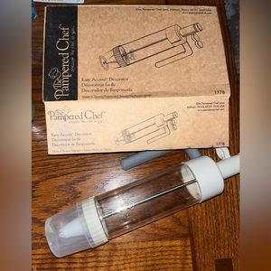 Pampered Chef Easy Accent Decorator